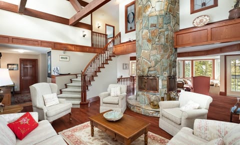 Living Room with double-sided wood fireplace 