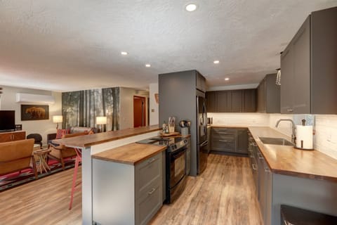 Extra-Large Kitchen with Jenn-Aire Range, Dishwasher, Microwave, Icemaker. All the utensils and essential spices provided, just show up with groceries (or pop down the hill to the market!)