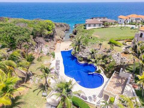 Keyhole Bay is the premier residential location in Roatan with huge pool, small private beach and direct access through the "keyhole" to amazing snorkeling and diving!