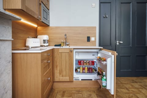 Royal Suite | Private kitchen | Mini-fridge, coffee/tea maker, electric kettle