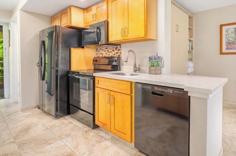 Complete kitchen with all the things