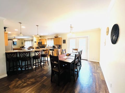 Hocking Hills cabin for large groups: Dining table seats 8, plus bar seating—perfect gatherings!