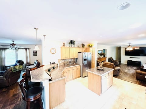 Hocking Hills cabin: Fully stocked kitchen, perfect for preparing meals for families!