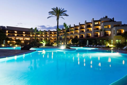 Indoor pool, seasonal outdoor pool, sun loungers