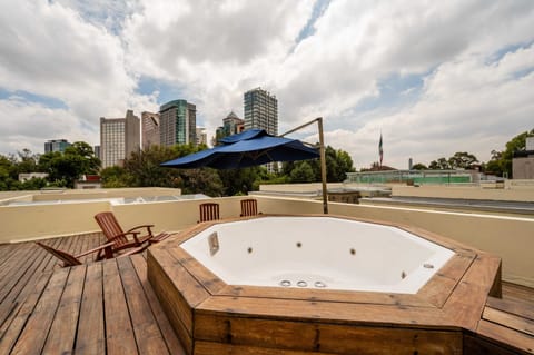 Shared rooftop with jacuzzi & 
expansive city views.


