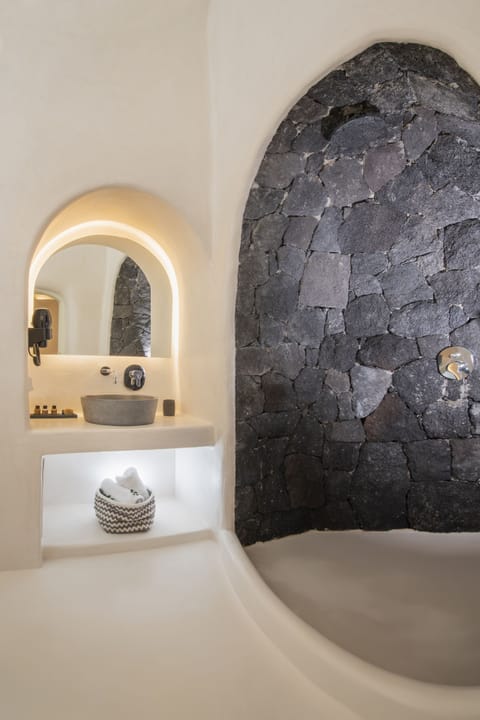 Premium Suite, 2 Bedrooms, Hot Tub, Caldera & Sea View | Bathroom | Eco-friendly toiletries