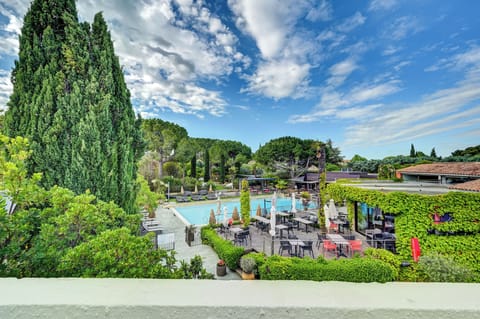 Superior Room, 1 Queen Bed, Non Smoking (with Sofabed) | Premium bedding, pillowtop beds, minibar, in-room safe