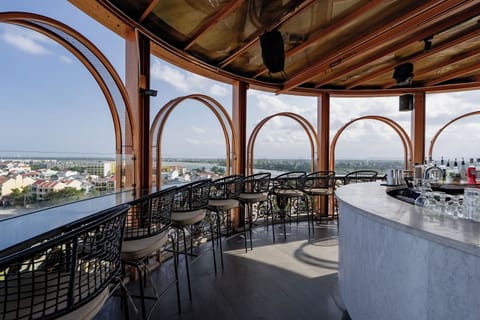 3 bars/lounges, rooftop bar