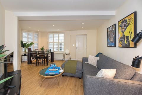3 Bedroom Apartment with Free Wi-Fi & private terrace in Pimlico, Westminster