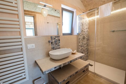 Suite, Patio, Pool View | Bathroom