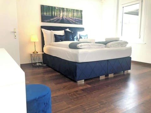 Zwei SchIafzimmer mit 160/200 Boxspringbett und Kleiderschrank mit genügend Platz für kurze oder längere Aufenthalte. Auch genügend Kleiderbügel, stehen neben einem Arbeitspult für HomeOffice auch für dich bereit.