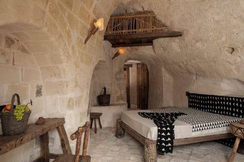 Middle Neolithic Dwelling of Serra D'Alto 3 (Matera) - in a cave with view of the Sassi | Down comforters, individually decorated, individually furnished, desk