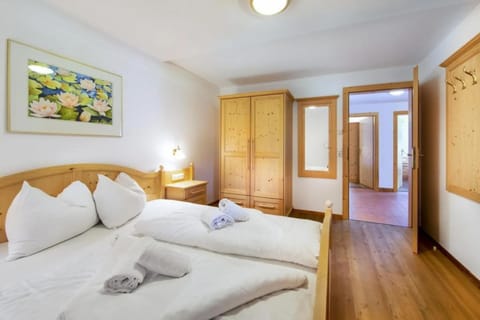House | 5 bedrooms, bed sheets