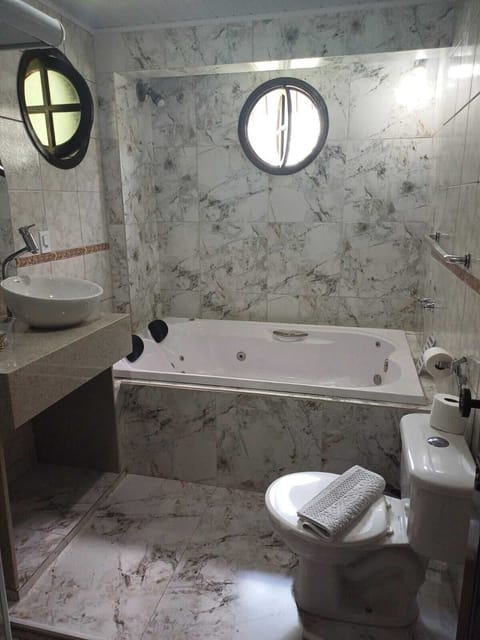 Deluxe Chalet | Bathroom | Shower, hair dryer, towels, soap