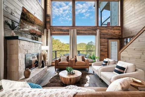 Main Living Room with 50 ft Ceiling that showcase the amazing view of smokies mountain. 