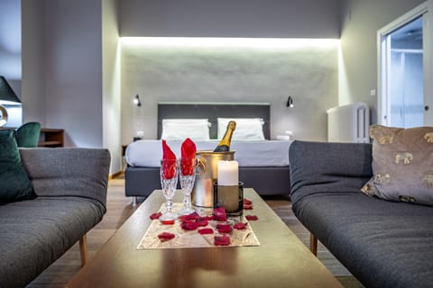 Deluxe Studio Suite, 1 King Bed | Premium bedding, down comforters, minibar, in-room safe
