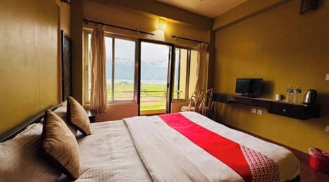 Deluxe Double Room, Balcony, Lake View | Free WiFi, bed sheets