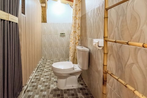 Deluxe Cabin, Pool View | Bathroom