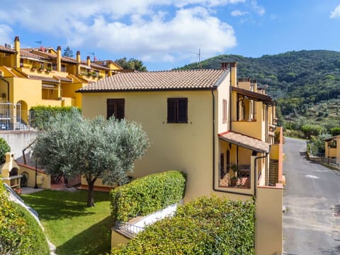 Table, Cloud, Plant, Sky, Property, Furniture, Flowerpot, Building, Chair, Outdoor Furniture