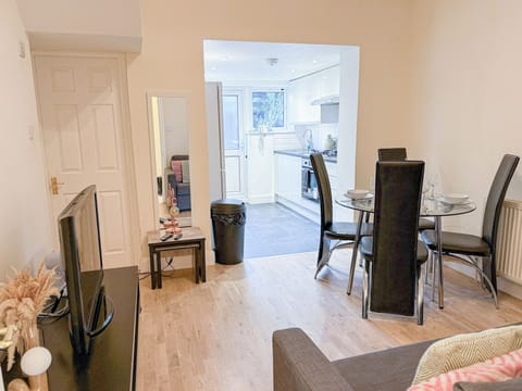 Open-plan living area in Finsbury Park near Highbury & Arsenal/Emirates Stadium