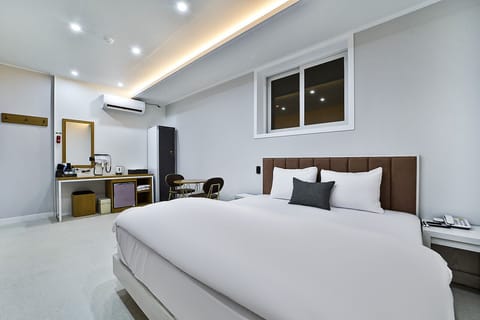 Deluxe Double Room | Laptop workspace, free WiFi, bed sheets