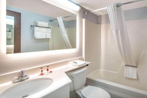 Combined shower/tub, free toiletries, hair dryer, towels