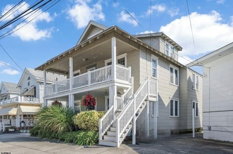 3 Gardens Rd. 2nd & 3rd floor unit. Private entrance with front and back door.