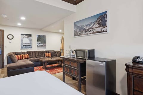 charter-e345-0788_54114570817_o