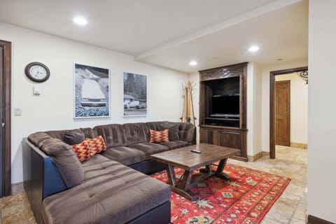 charter-e345-0773_54114570867_o