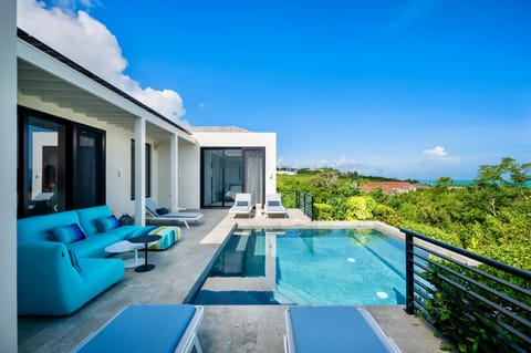 Pool lounge off bedroom 1