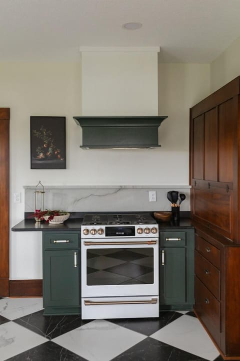 Fully Equipped Kitchen (3)