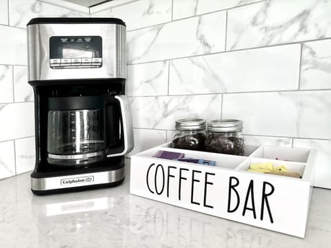 Come straight from the airport to enjoy a coffee, decaf or tea. 