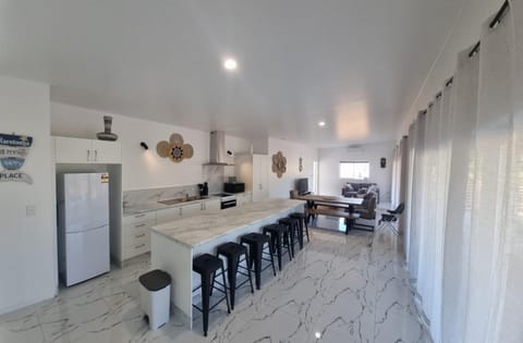 Full kitchen and open plan dining, lounge