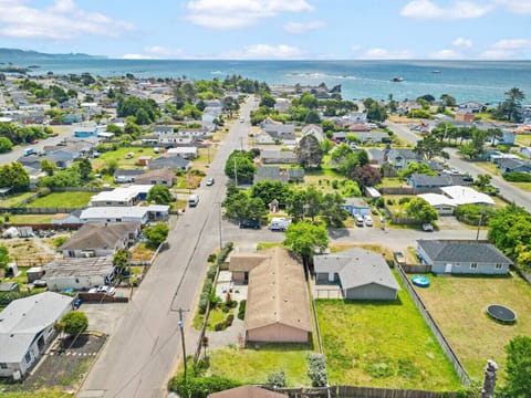 Perfect Location. 3 Blocks from the beach!