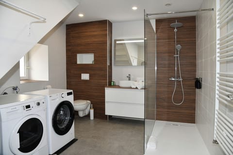 House, Valley View | Bathroom