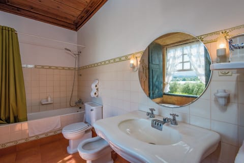 Comfort Double or Twin Room, Garden View | Bathroom