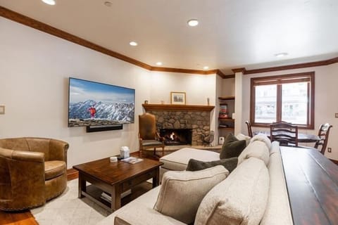 Condo, 2 Bedrooms | Living area