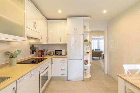 Fully-equipped kitchen with Nescafé Tassimo coffee maker, washing machine, oven...