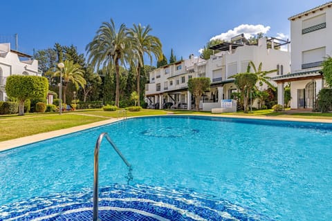 Chic Dream Home, Rooftop BBQ, 9 Pools, Golf Views | Crossa Homes