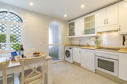 Fully-equipped kitchen with Nescafé Tassimo coffee maker, washing machine, oven...