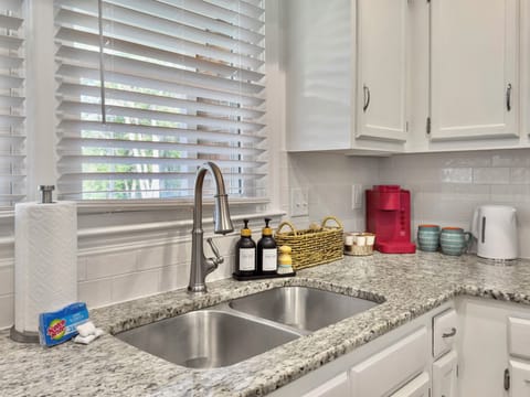 This kitchen has everything you need! If something seems to be missing, just ask