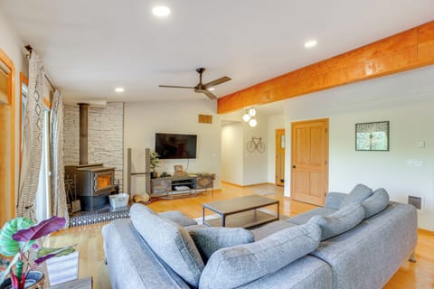 Bend Vacation Rental | 3BR | 2BA | 1,600 Sq Ft | 1 Step Required