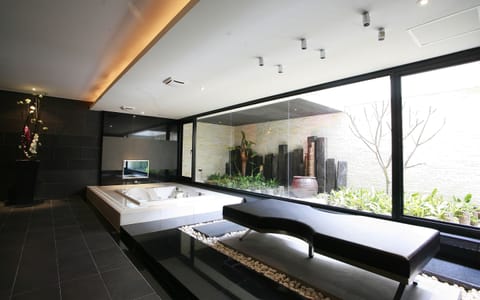 Luxury Suite (Daily check out is required)	 | Spa