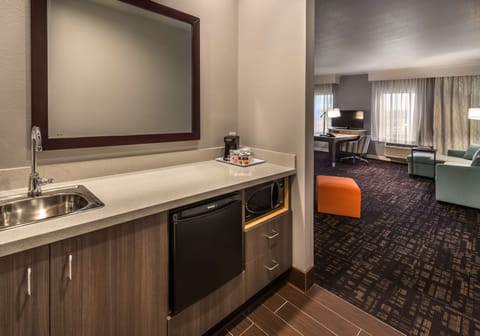 King, Studio, Kitchenette | Living area | 42-inch flat-screen TV with cable channels, TV