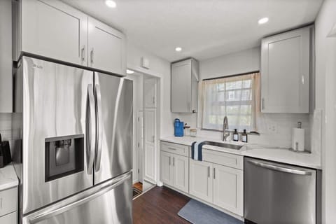 Modern farmhouse charm meets cozy comfort in this stunning kitchen. Love the details!