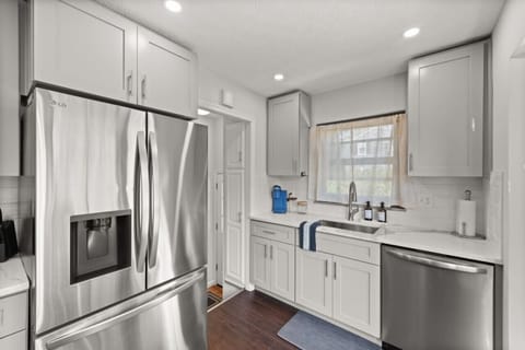 Modern farmhouse charm meets cozy comfort in this stunning kitchen. Love the details!