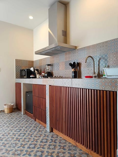 Comfort Suite, Balcony, City View | Private kitchen