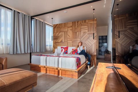 Design Suite, Balcony, City View | Laptop workspace, iron/ironing board, free WiFi, bed sheets