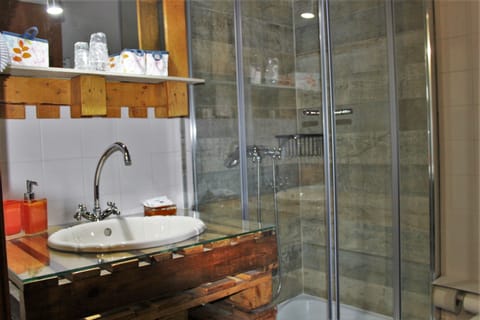 Exclusive Double Room (4) | Bathroom | Hair dryer, towels, toilet paper