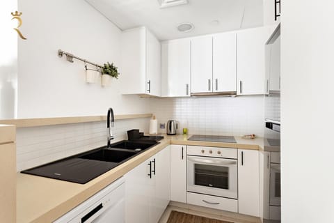 Cook and dine in style with a beautifully designed and fully equipped kitchen.
